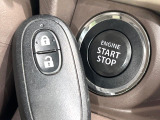 【キーレススタートシステム】カバンやポケットに入れたままでもドアの施錠・解錠が可能なスマートキーを装備。エンジンのオン・オフ時もカギを取り出す必要が無いからとっても便利です♪