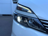【LEDヘッドライト】悪天候や夜間走行時も良好な視界を確保し安心して運転できる高輝度LEDヘッドライトを装備!点灯速度が早く、消費電力も抑えられています。
