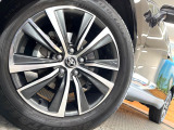 【純正18インチアルミホイール】外観にマッチした純正アルミホイールを装着しております。各種社外アルミホイールや、スタッドレスタイヤも取扱いしております。是非ご相談ください♪