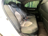 後部座席も気になるようなキズ・汚れやへたり等、大きなダメージはなく、良好な状態です。