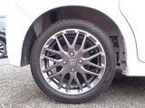 アルミホイール付き!鉄のホイールと違って軽いので燃費にも影響してきます。ガソリン高騰に少しは貢献します!あと単純に足元がきまります!