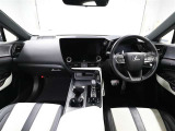 上質で落ち着いた印象のインパネ。視界も広々で運転しやすいです。