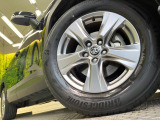 【純正17インチアルミホイール】外観にマッチした純正アルミホイールを装着しております。各種社外アルミホイールや、スタッドレスタイヤも取扱いしております。是非ご相談ください♪