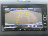 リバースギア連動のバックカメラが付いています。画面に鮮やかに写りますので夜間や雨の日も安心してバックできますね。人気装備の一つです。