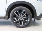純正のアルミホイール装着車です。タイヤサイズは225/50R18です。