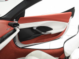アルカンタラ&レザーカーペット(Rosso)、カラードインナーディテール、スペシャルステッチ(Rosso)、カラードセーフティベルト(Rosso)が、室内全体に統一感とアクセントを与えております。