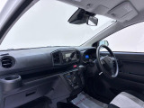 ダイハツのお店では、ダイハツ車を知り尽くしたプロフェッショナルが、専用の診断機器を使って各システムを点検しております。
