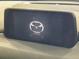 【8.8インチマツダコネクト】車内の雰囲気にマッチした大型のディスプレイ。スマホ接続でのナビ使用やBluetooth再生等、様々な機能が楽しめます。直感的なダイヤル操作が可能で、使い勝手も良好です。