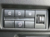 安全装備に関するボタンは運転席周りにまとめて設置されています