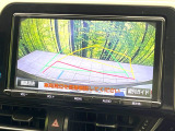 【バックカメラ】駐車時に後方がリアルタイム映像で確認できます。大型商業施設や立体駐車場での駐車時や、夜間のバック時に大活躍!運転スキルに関わらず、今や必須となった装備のひとつです!
