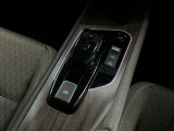 e-POWERならではのサイズの大きい電子制御シフトレバーです!フローティングコンソールはちょうどよい高さでひじ掛けにもなります!電動パーキングなので軽い力で必要なブレーキ力が得られます!
