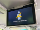 【フリップダウンモニター】大画面モニターで後席でもエンタメをお楽しみいただけます。小さなお子様にも大人気の装備です♪