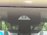 【インテリジェントエマージェンシーブレーキ】フロントカメラで前方の車両や歩行者を検知。衝突しそうな時は衝突被害軽減ブレーキが作動、衝突回避をサポート。より安全にドライブをお楽しみいただけます。