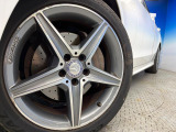 ●純正18インチアルミホイール:輸入車ならではの卓越した走りを支えるホイールと足回りです!日本車の走りに慣れている方にもぜひ体感して頂きたいほど、高いレベルでまとまっています!