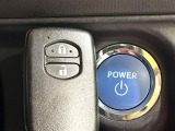 【スマートキー】カバンやポケットに入れたままでもドアの施錠・解錠が可能なスマートキーを装備。エンジンのオン・オフ時もカギを取り出す必要が無いからとっても便利です♪