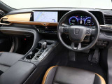 乗る者の気持ちをときめかせる上質な室内空間となっています。視界も広々で運転しやすいです。