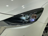 【LEDヘッドライト】悪天候や夜間走行時も良好な視界を確保し安心して運転できる高輝度LEDヘッドライトを装備!点灯速度が早く、消費電力も抑えられています。