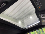 【ガラスルーフ】ガラスルーフ搭載で車内の解放感が一気にアップ!開放的なドライブをお楽しみいただけます。