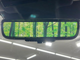 【デジタルインナーミラー】後席の大きな荷物や同乗者で後方が確認しづらい時でも安心!カメラが撮影した車両後方の映像をルームミラー内に表示。クリアな視界で状況の確認が可能です!