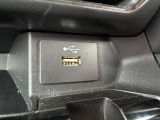 USBソケットがついてます!車の中でもスマホの充電が可能です!