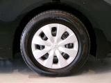 純正のスチールホイール+ホイールキャップ装着車です。