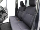 柔らかいシートで、座面が広くてゆったりしています。長時間の運転でも疲れにくいです。