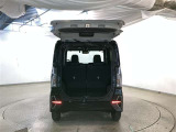 こちらはバックドアを上げた状態です。シートを倒せば荷室のスペースが広くなります!用途に合わせて快適な室内空間を!
