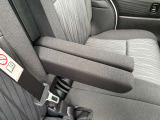 後部座席にもアームレストがございます!