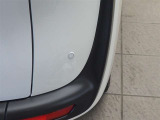 コーナーセンサーを車の前後に装備。障害物までの距離に応じて警告音を変えてお知らせ。縦列駐車時や駐車場・車庫などでの取り回しをサポートします。詳細は販売店スタッフまでおたずねください。