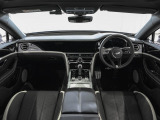 前車追従機能、レーンキープアシスト、ヘッドアップディスプレイも備わり、多数のオプションを備えております。