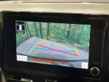 【バックカメラ】駐車時に後方がリアルタイム映像で確認できます。大型商業施設や立体駐車場での駐車時や、夜間のバック時に大活躍!運転スキルに関わらず、今や必須となった装備のひとつです!