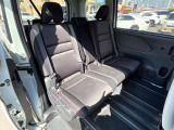 後部座席も気になるようなキズ・汚れやへたり等、大きなダメージはなく、良好な状態です。