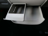 スライド式のドリンクホルダーが使い勝手良いです。ミニテーブルにもなりますよ♪