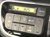 【オートエアコン】一度お好みの温度に設定すれば、車内の温度を検知し風量や温度を自動で調整。暑い&hellip;寒い&hellip;と何度もスイッチ操作をする必要はありません。快適な車内空間には必須の機能ですね♪