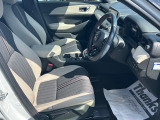 乗り心地の良いフロントシートです。足回りも広々としておりますので、長時間の運転も疲れづらいですよ。
