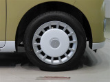 純正のスチールホイール+ホイールキャップ装着車です。