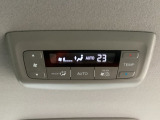 リアエアコン装備!!後席は独立してエアコン操作可能です!!温度調節で揉める心配なしですね!!