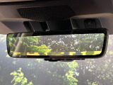 【スマートリヤビューミラー】後席の大きな荷物や同乗者で後方が確認しづらい時でも安心!カメラが撮影した車両後方の映像をルームミラー内に表示。クリアな視界で状況の確認が可能です!