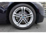 【BMWアロイホイール】軽量かつ強度に拘ったアロイホイール。走行性能ポテンシャルを引き出す設計。タイヤのサイドウォールが強化されたランフラットタイヤは、パンク時にタイヤがつぶれてもリムから外れません。