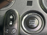 【キーレススタートシステム】カバンやポケットに入れたままでもドアの施錠・解錠が可能なスマートキーを装備。エンジンのオン・オフ時もカギを取り出す必要が無いからとっても便利です♪