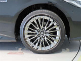 純正のアルミホイール装着車です。タイヤサイズは225/45R18です。