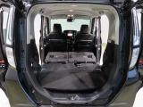 簡単に広がるラゲッジスペース♪可倒リヤシートを前に倒せばラゲッジスペースがさらに拡大!大きな荷物も収まります(^^)