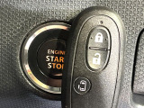 【キーレススタートシステム】カバンやポケットに入れたままでもドアの施錠・解錠が可能なスマートキーを装備。エンジンのオン・オフ時もカギを取り出す必要が無いからとっても便利です♪