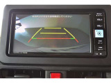バックモニター付き。車両後方の映像がナビ画面に表示されるので、車庫入れが苦手な人も安心です。ただし、目視確認もお忘れなくお願いいたします。