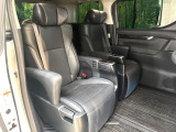 後部座席も気になるようなキズ・汚れやへたり等、大きなダメージはなく、良好な状態です。