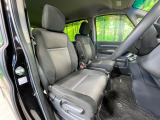 運転席まわりには十分なスペースがあり、大柄な方でもゆったり運転していただける環境です。
