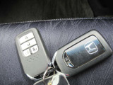 スマートキー装備車です☆ポケットに鍵を入れたままでも開閉ができます☆☆ホンダオートディーラーホンダ専門店♪TEL06-6744-2222☆