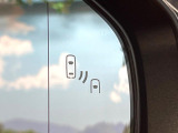 【ブラインドスポットモニター】走行中、ドアミラーの死角になりやすい箇所に後続車が接近するとサイドミラーのレンズに警告を表示!ドライバーに注意喚起をしてくれます。