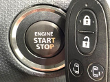 【キーレススタートシステム】カバンやポケットに入れたままでもドアの施錠・解錠が可能なスマートキーを装備。エンジンのオン・オフ時もカギを取り出す必要が無いからとっても便利です♪