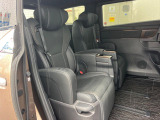 後部座席も気になるようなキズ・汚れやへたり等、大きなダメージはなく、良好な状態です。